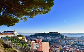 Elegant Riverview Apartment In Historical Lisbon
